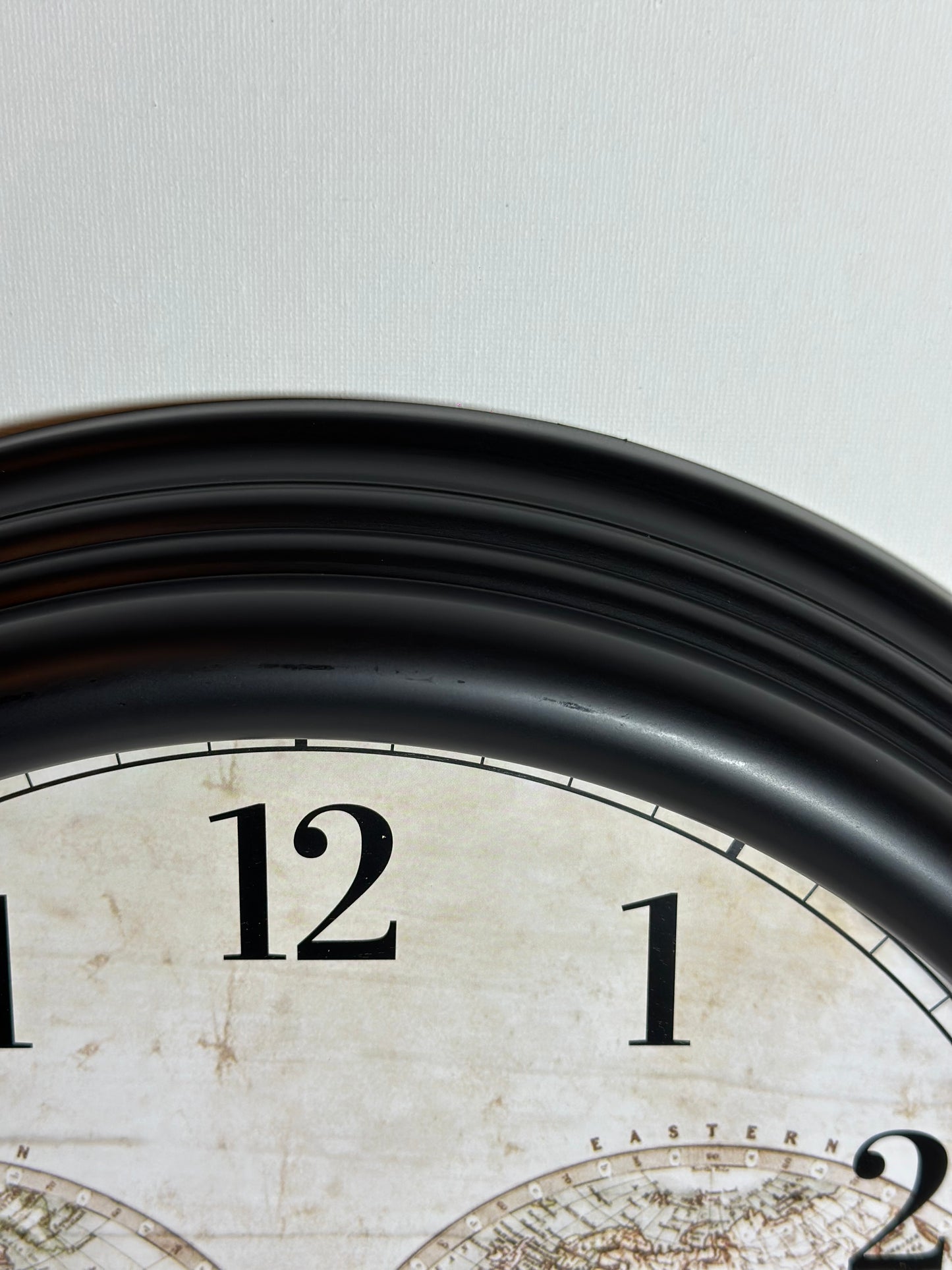 Väggklocka med världskarta