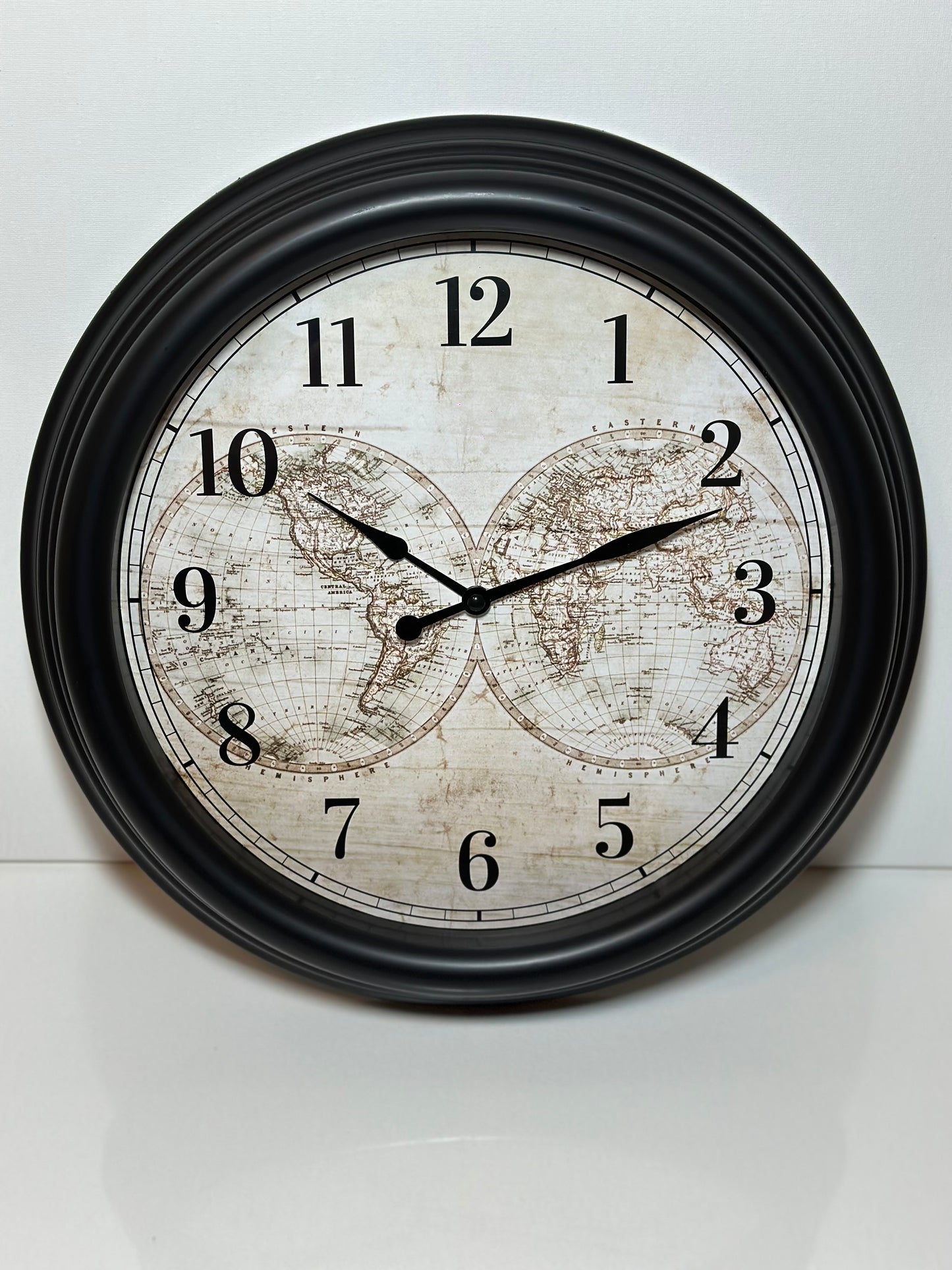 Väggklocka med världskarta