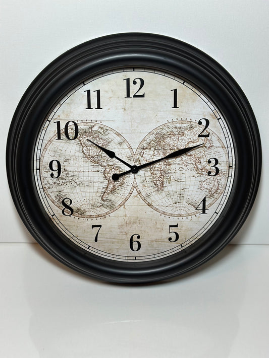 Väggklocka med världskarta