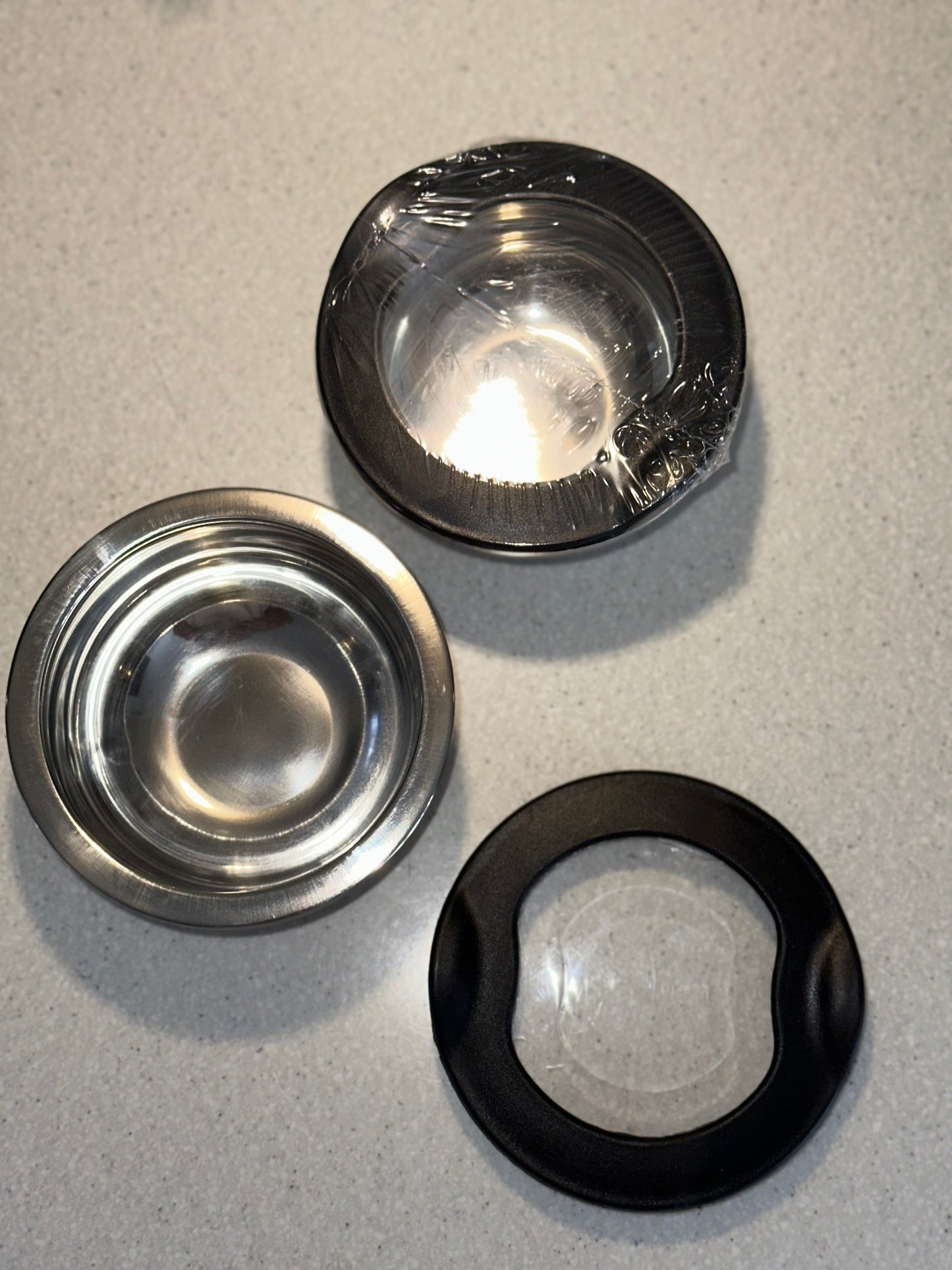 Set med 2 skålar i rostfritt stål med transparenta lock