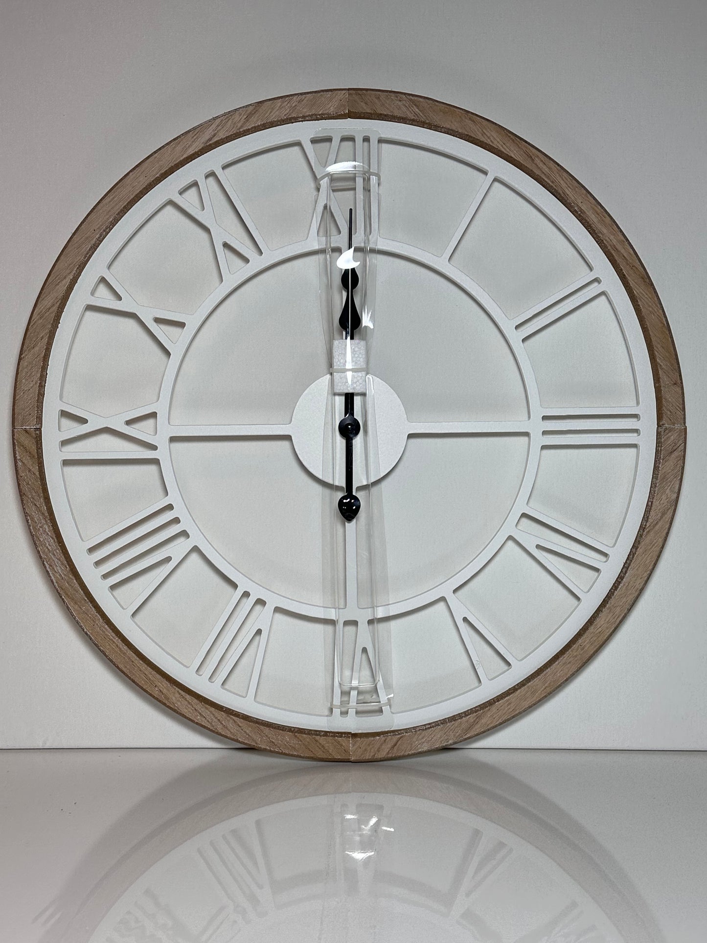 Stor väggklocka i trä – Ø 50 cm