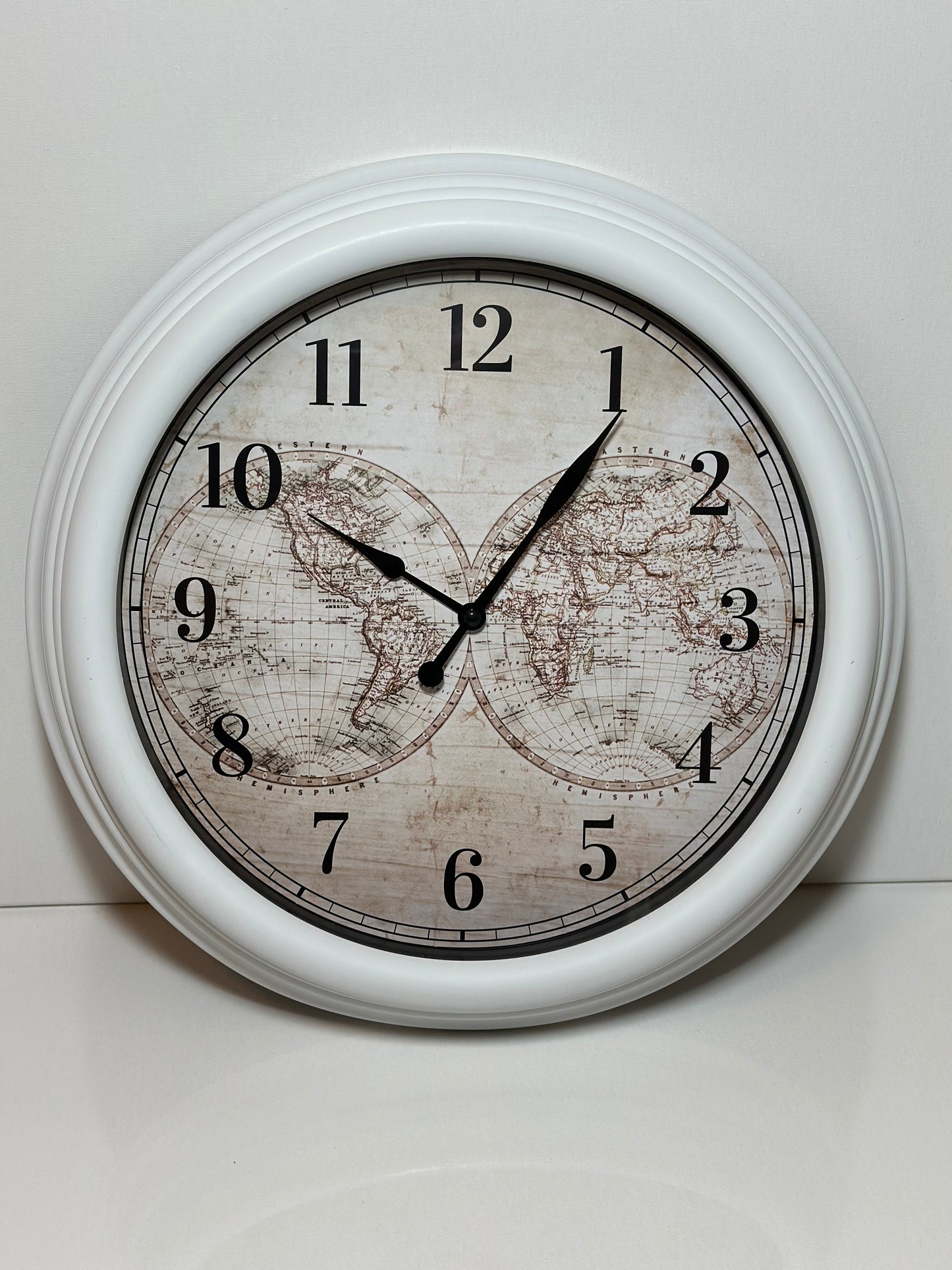 Väggklocka med världskarta