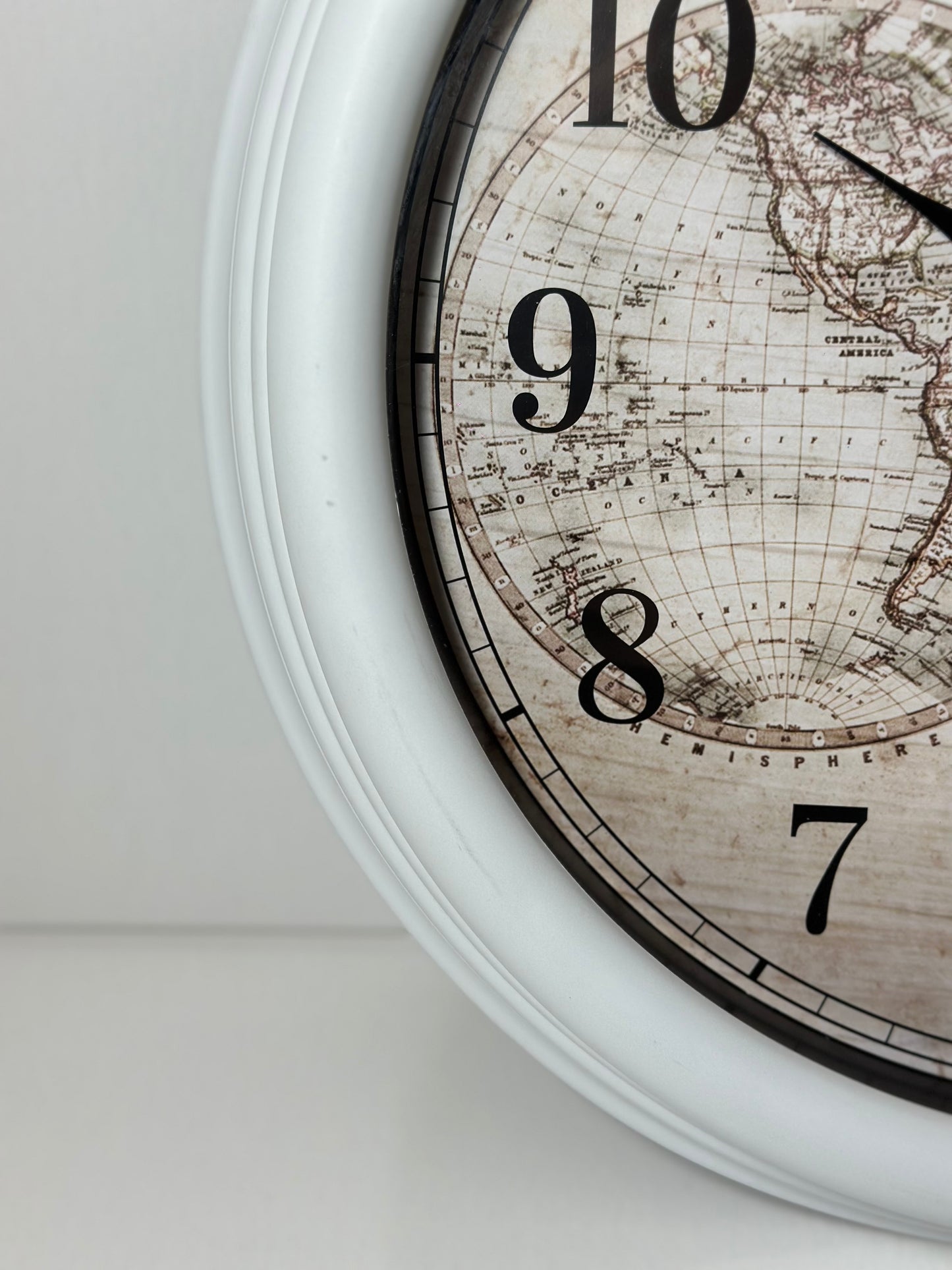 Väggklocka med världskarta